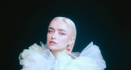 Pop Songwriter and Vocalist - Elsie Bay (Elsa Søllesvik)